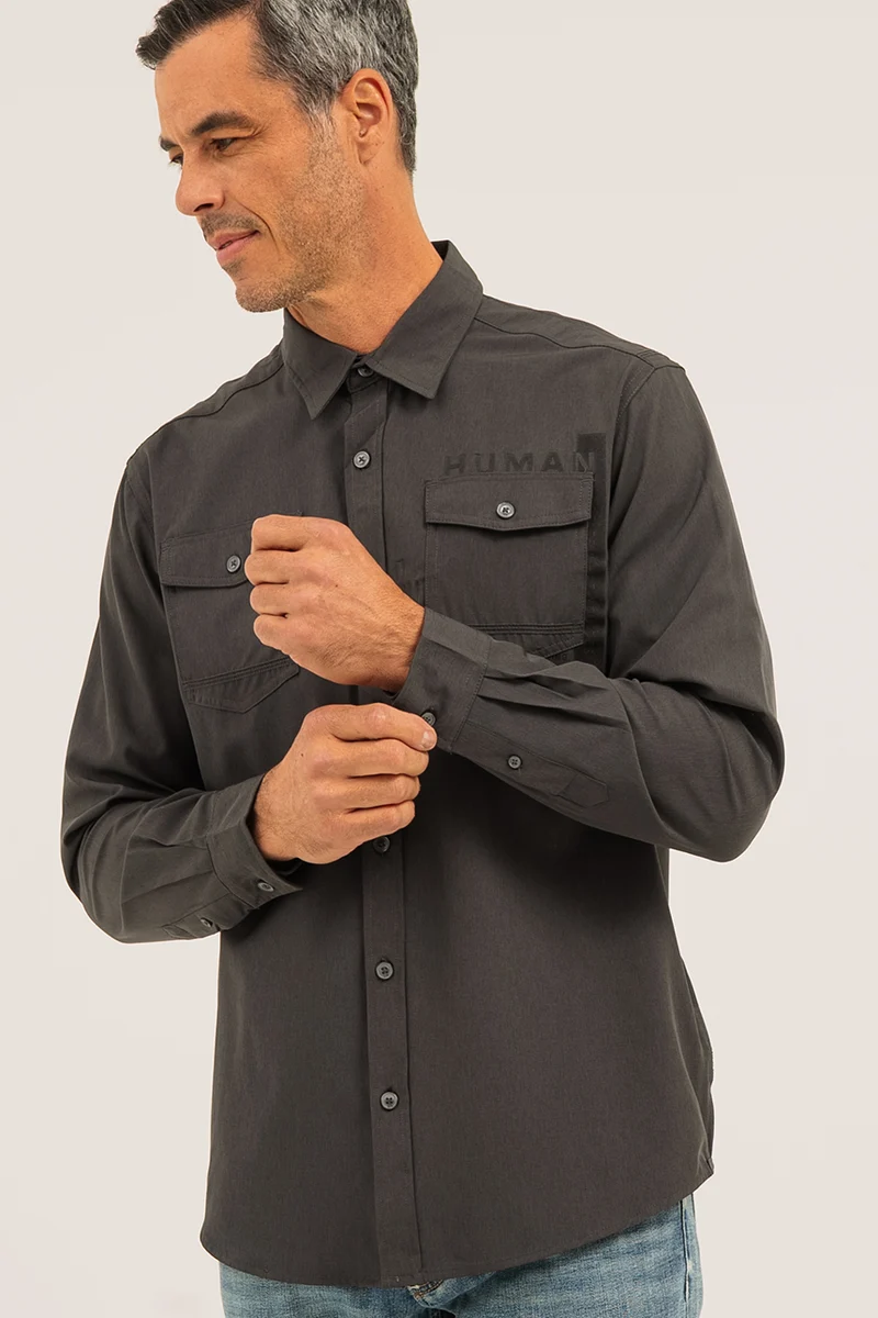 La chemise imprimée à l’avant à la poche gauche
