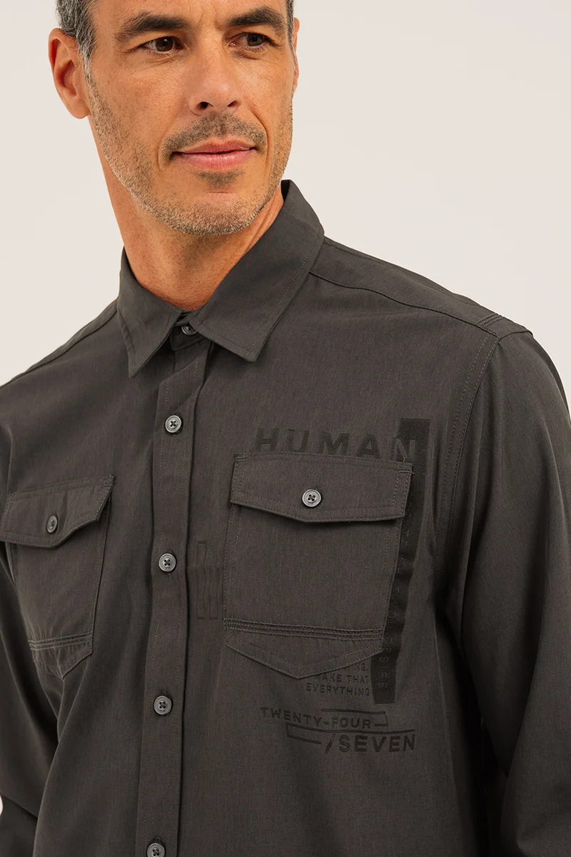 La chemise imprimée à l’avant à la poche gauche