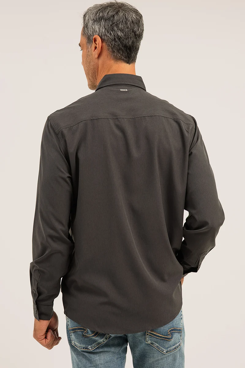 La chemise imprimée à l’avant à la poche gauche