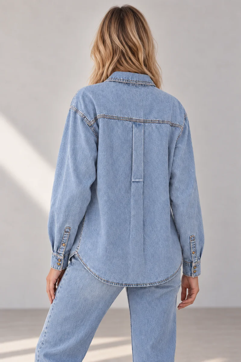 La chemise en denim délavé
