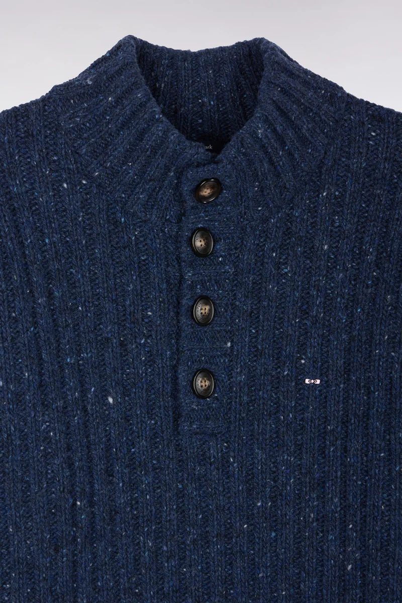 Pull à col montant boutonné en maille épaisse côtelée bleu chiné