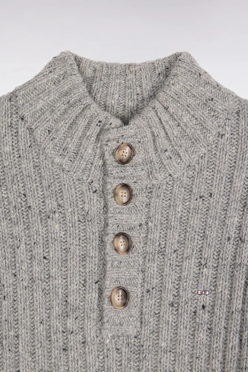 Pull à col montant boutonné en maille épaisse côtelée gris chiné