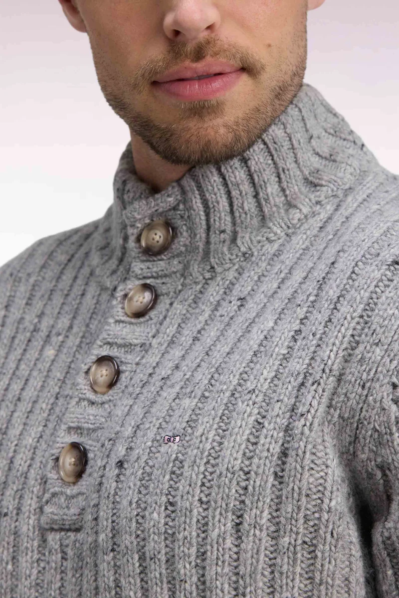 Pull à col montant boutonné en maille épaisse côtelée gris chiné