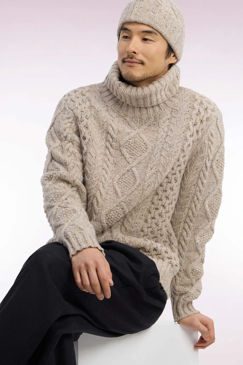 Pull à col roulé en maille torsadée beige coupe droite