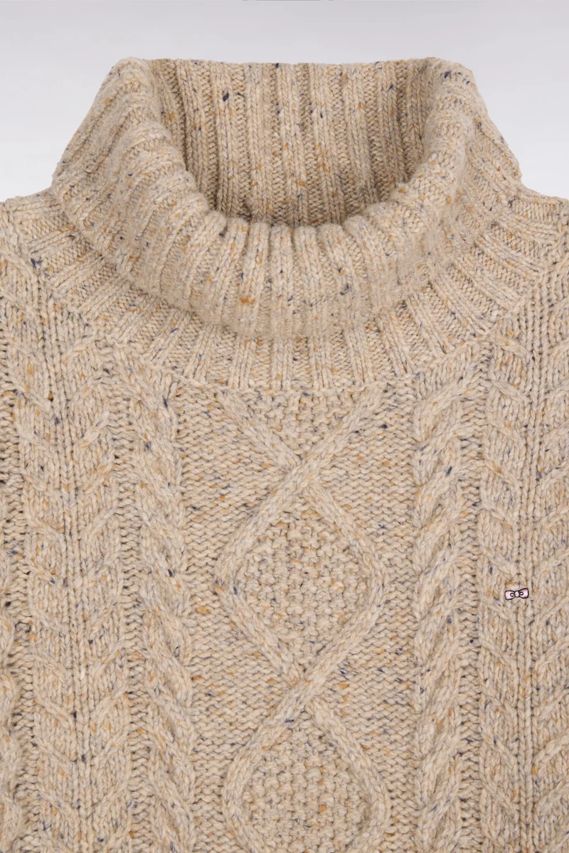 Pull à col roulé en maille torsadée beige coupe droite