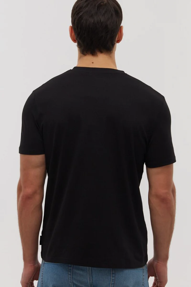 Le t-shirt noir avec logo sur le côté