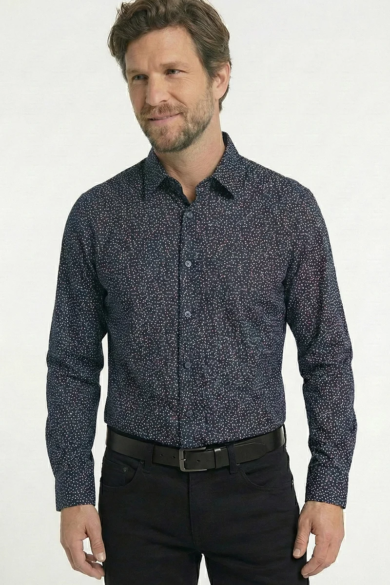 La chemise marine à motif abstrait