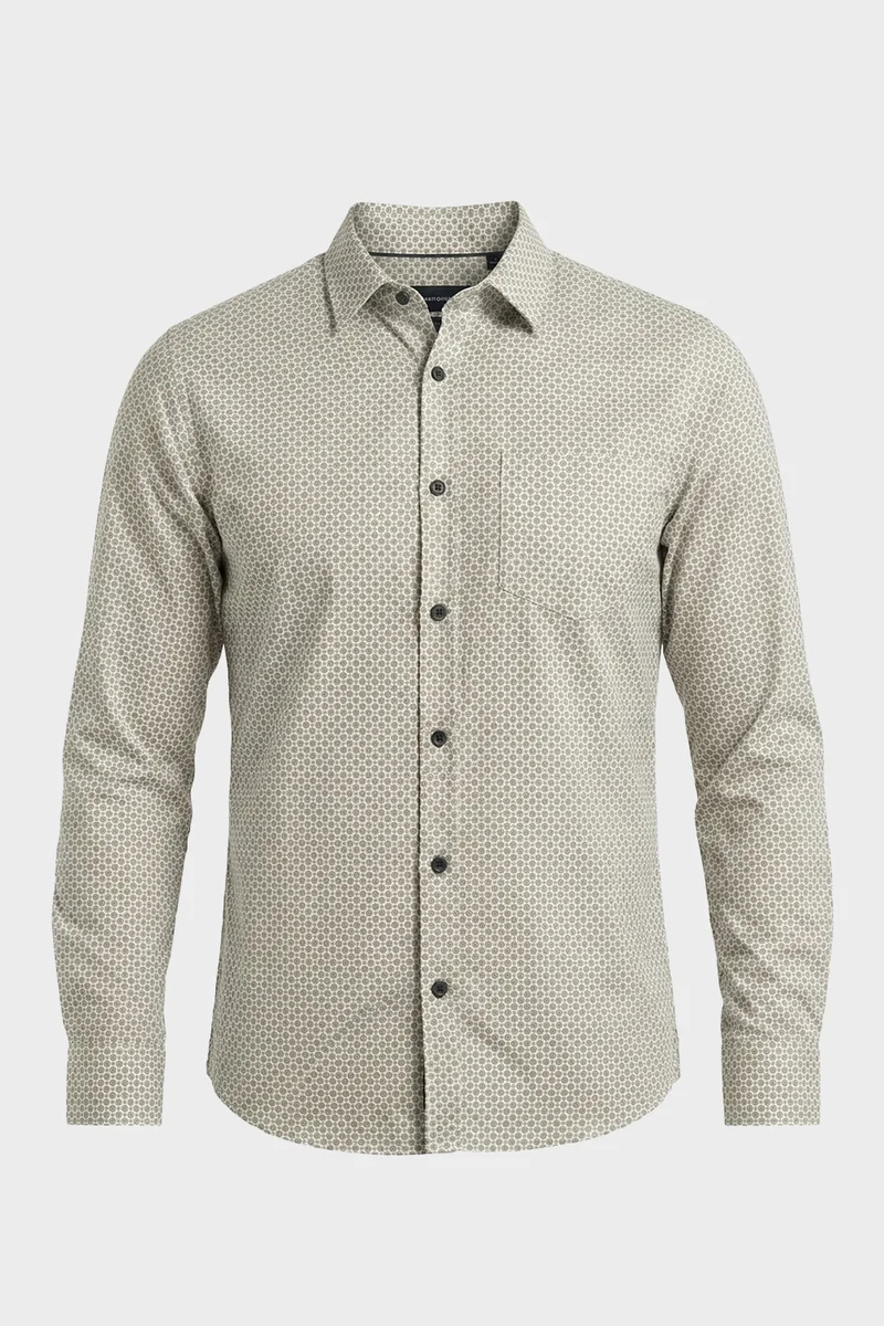 La chemise blanche à motif géométrique