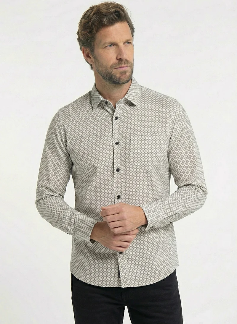 La chemise blanche à motif géométrique