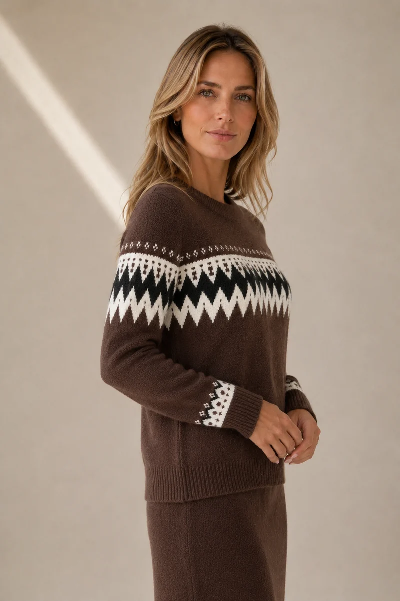 Le chandail brun à motif jacquard