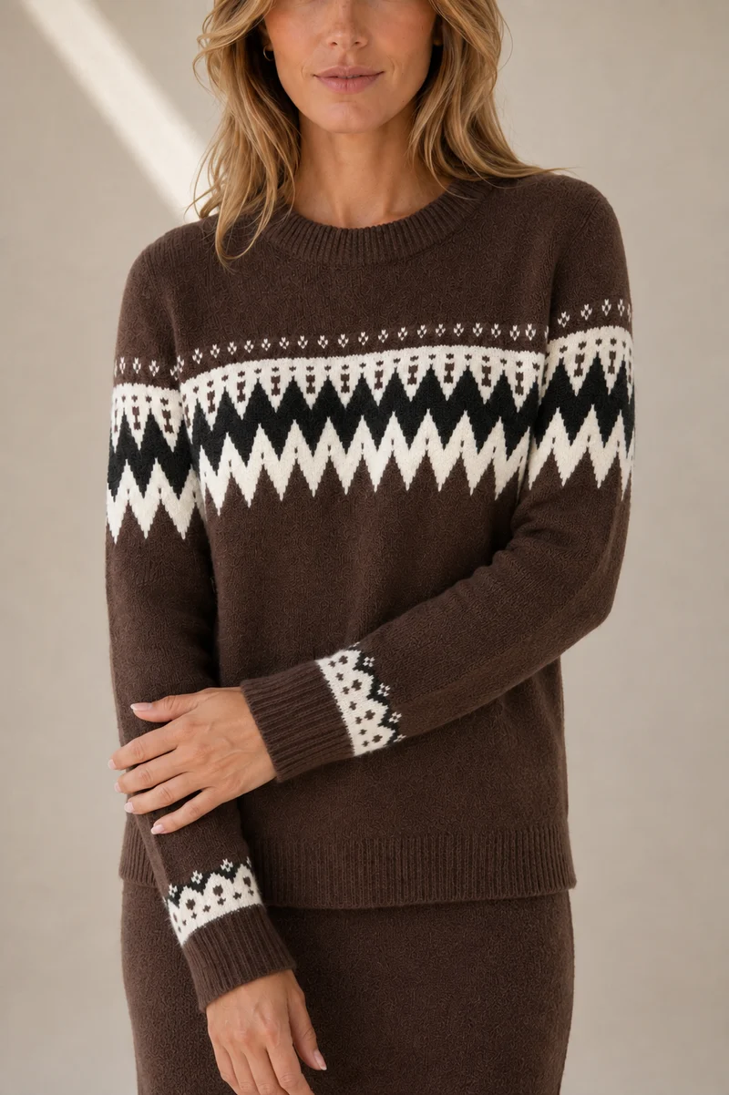 Le chandail brun à motif jacquard