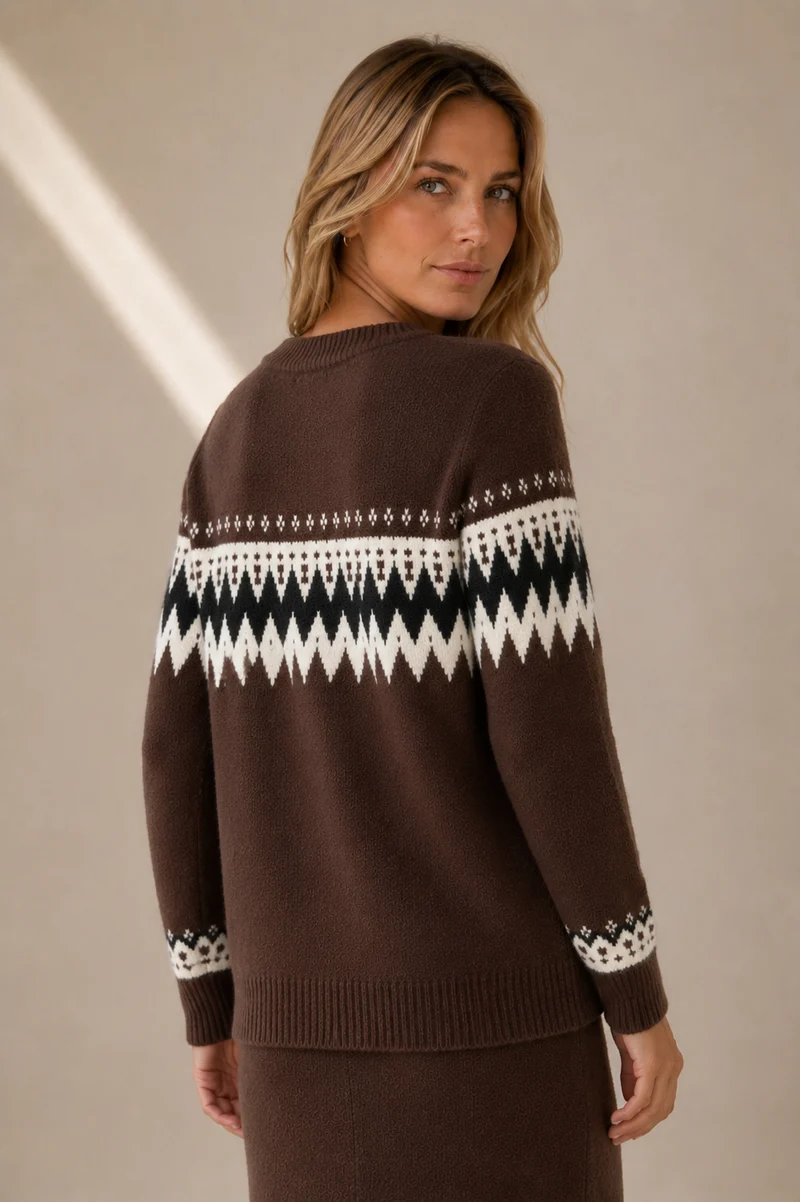 Le chandail brun à motif jacquard