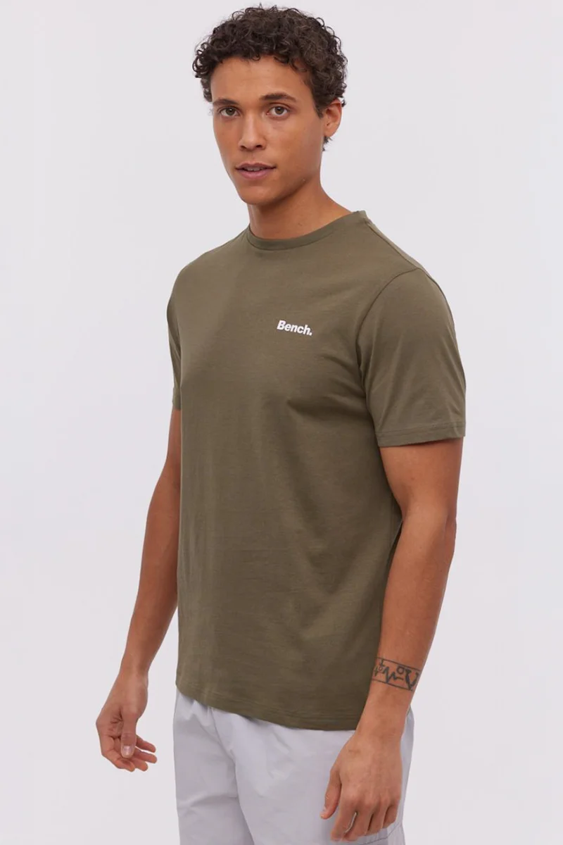 Le t-shirt uni avec logo Bench
