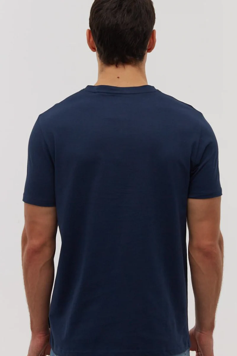 Le t-shirt uni encolure Henley logo carré par Bench