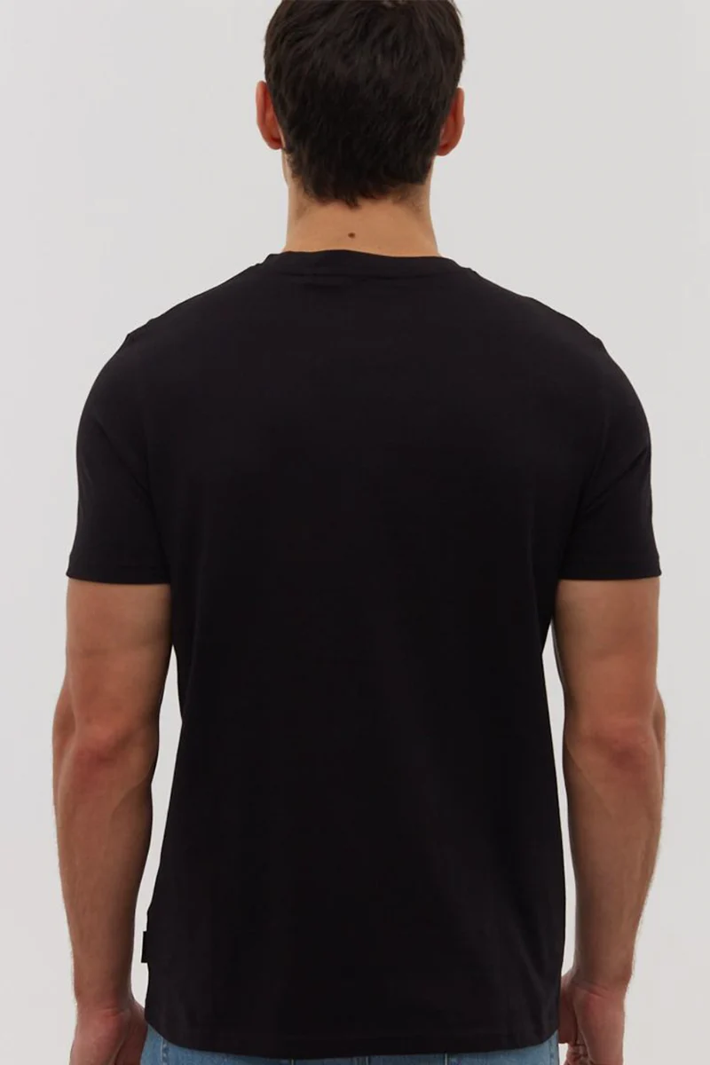 Le t-shirt uni encolure Henley logo carré par Bench