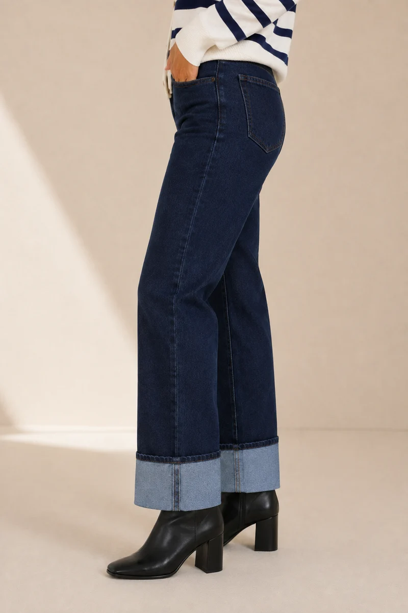 Le jean droit foncé à revers