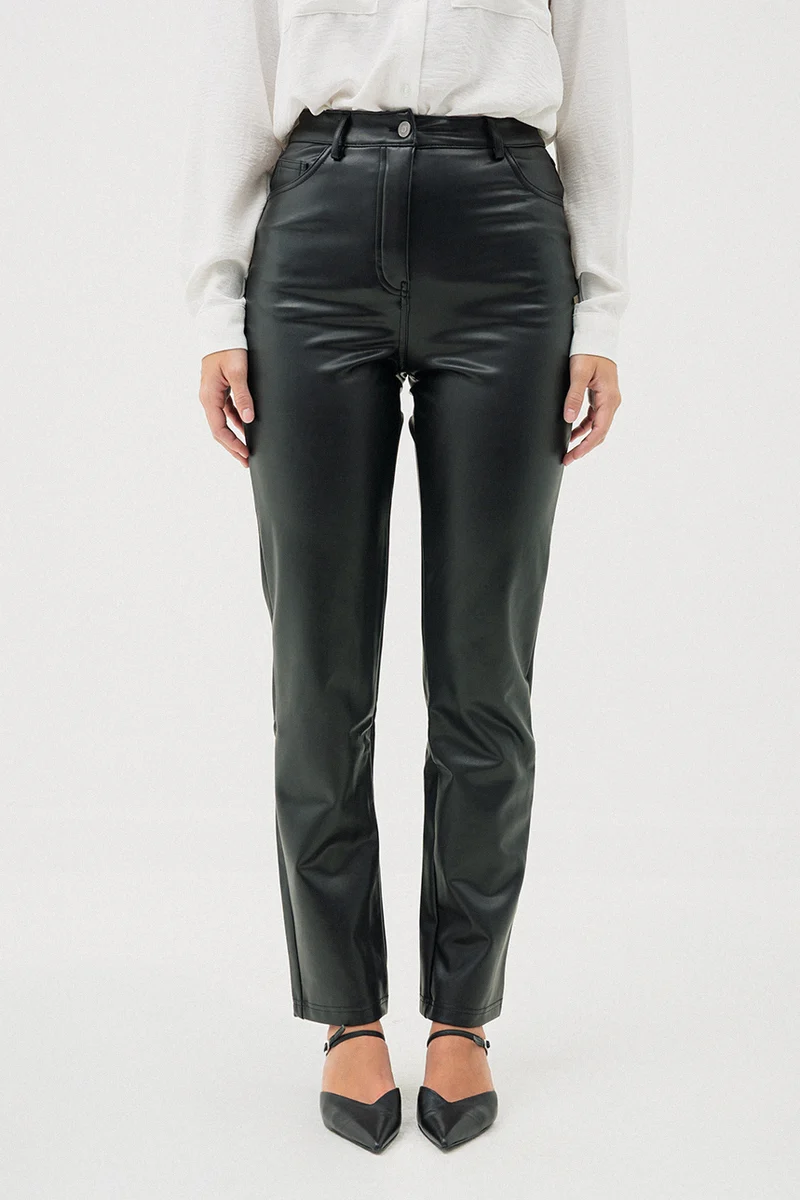 Le pantalon en faux-cuir noir