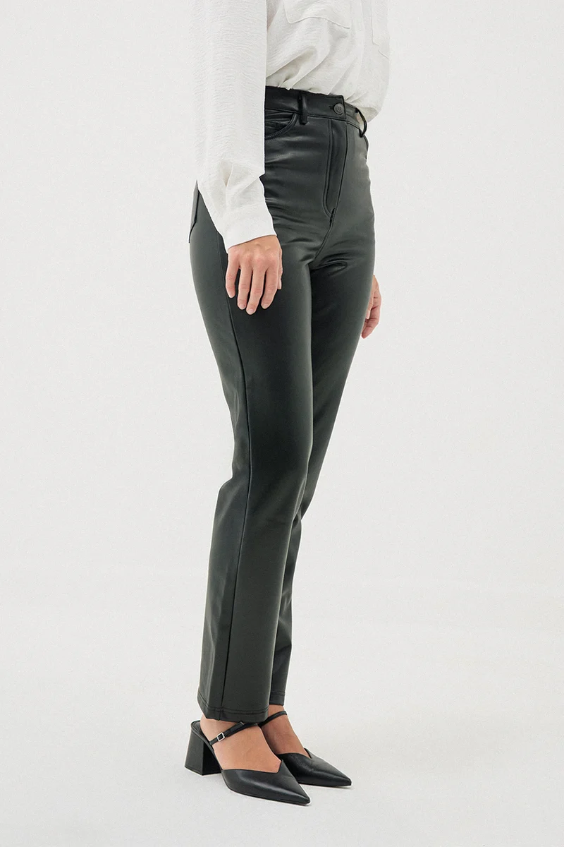 Le pantalon en faux-cuir noir