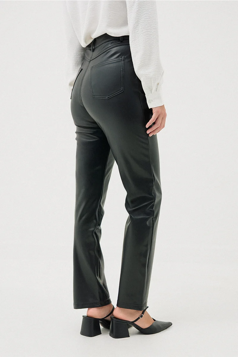 Le pantalon en faux-cuir noir