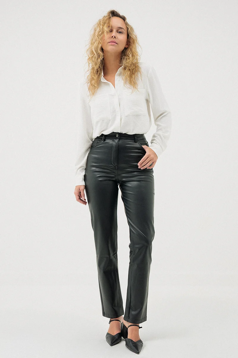 Le pantalon en faux-cuir noir