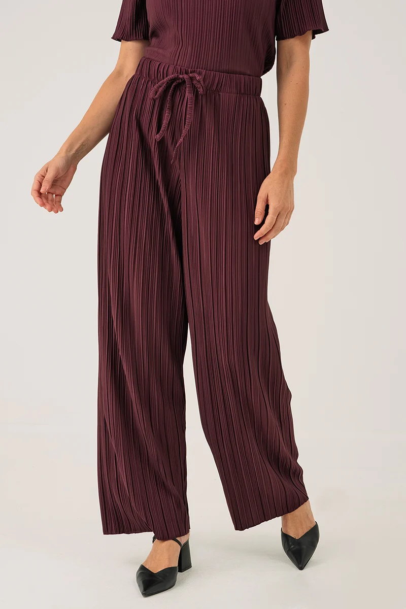 Le pantalon large en matière plissée