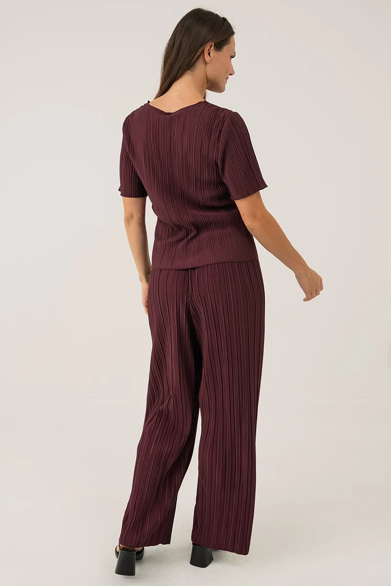 Le pantalon large en matière plissée