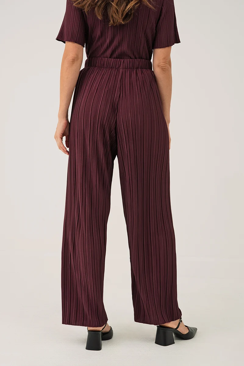 Le pantalon large en matière plissée