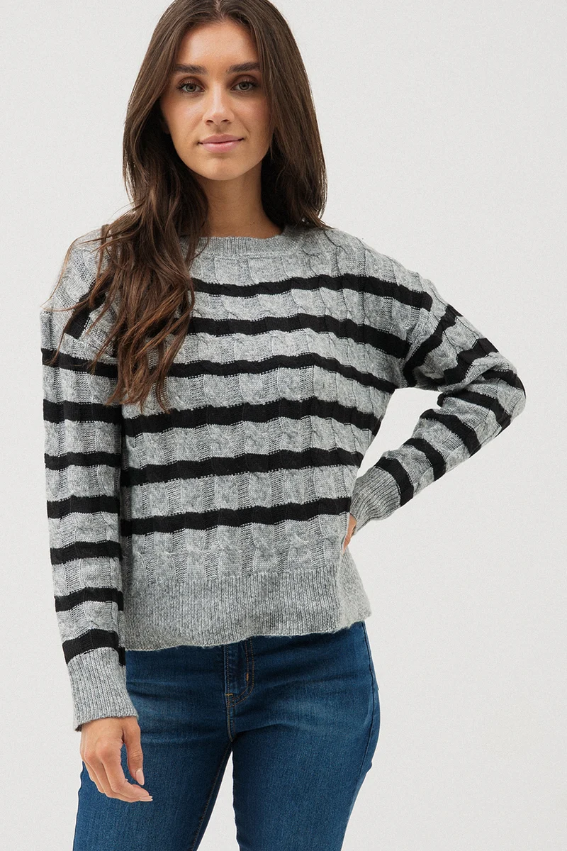 Le chandail en tricot rayé gris et noir