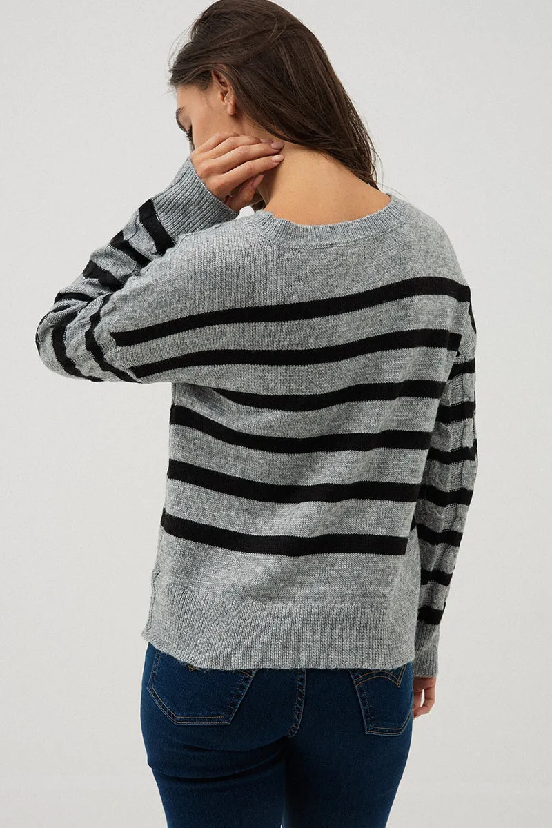 Le chandail en tricot rayé gris et noir