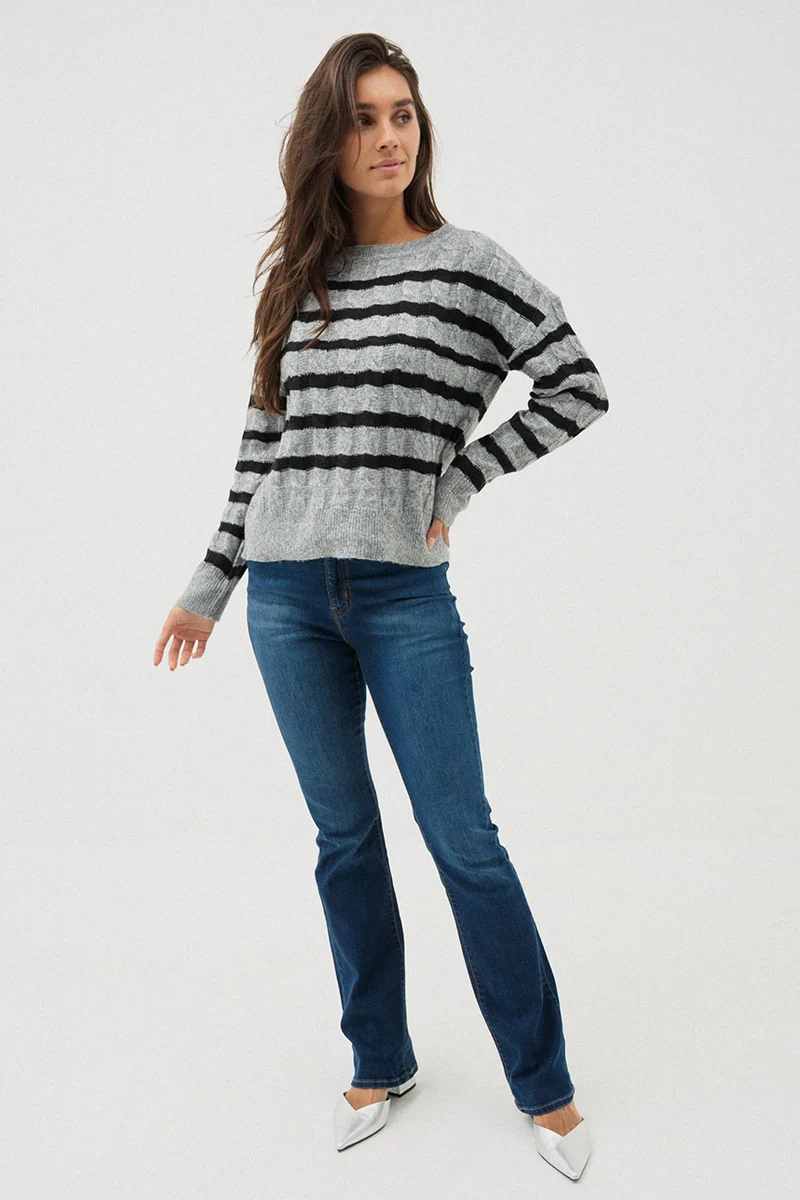 Le chandail en tricot rayé gris et noir