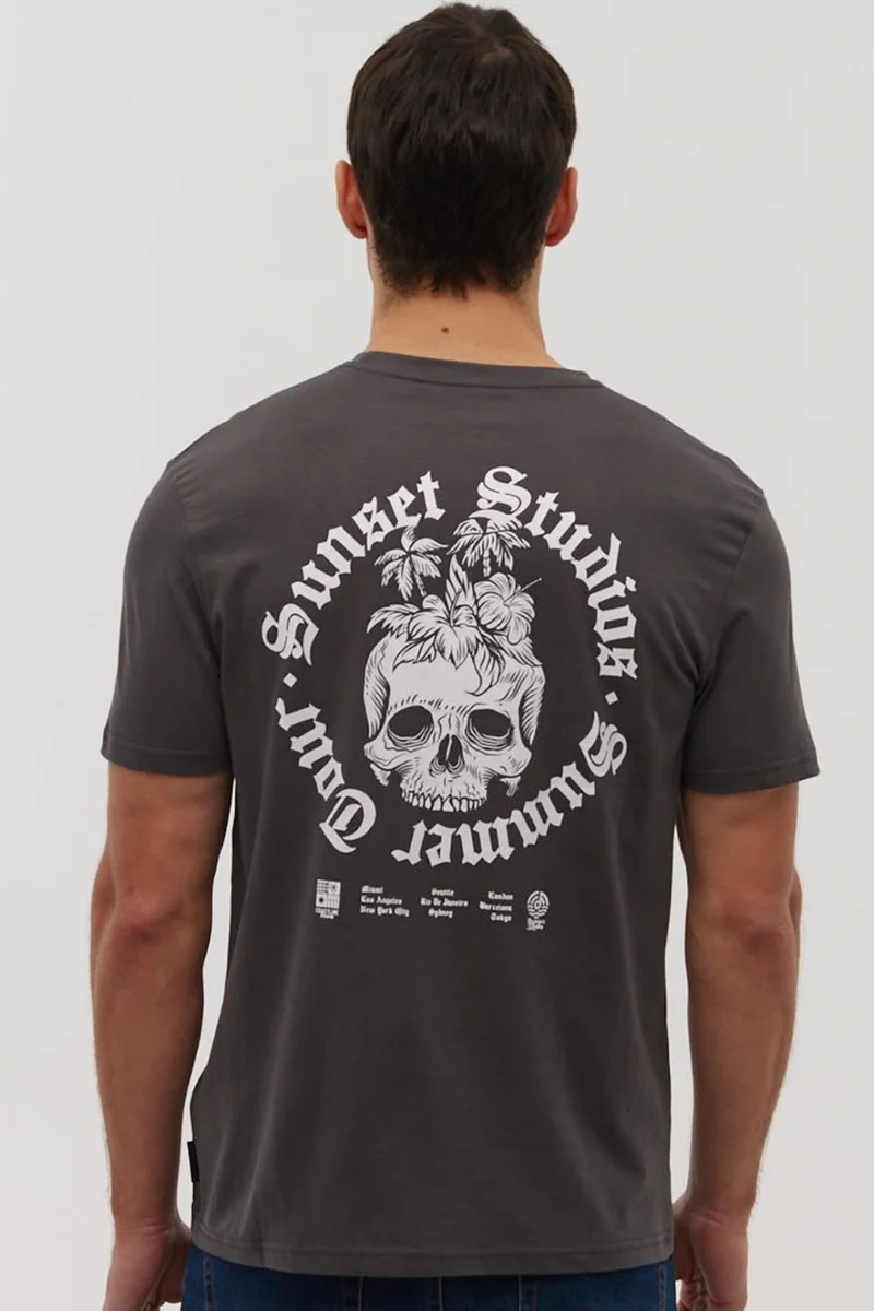 Le t-shirt imprimé Sunset Studios avec imprimé au dos