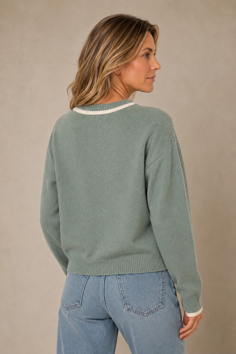 La chandail en tricot essentiel