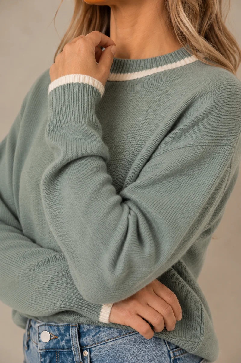 La chandail en tricot essentiel