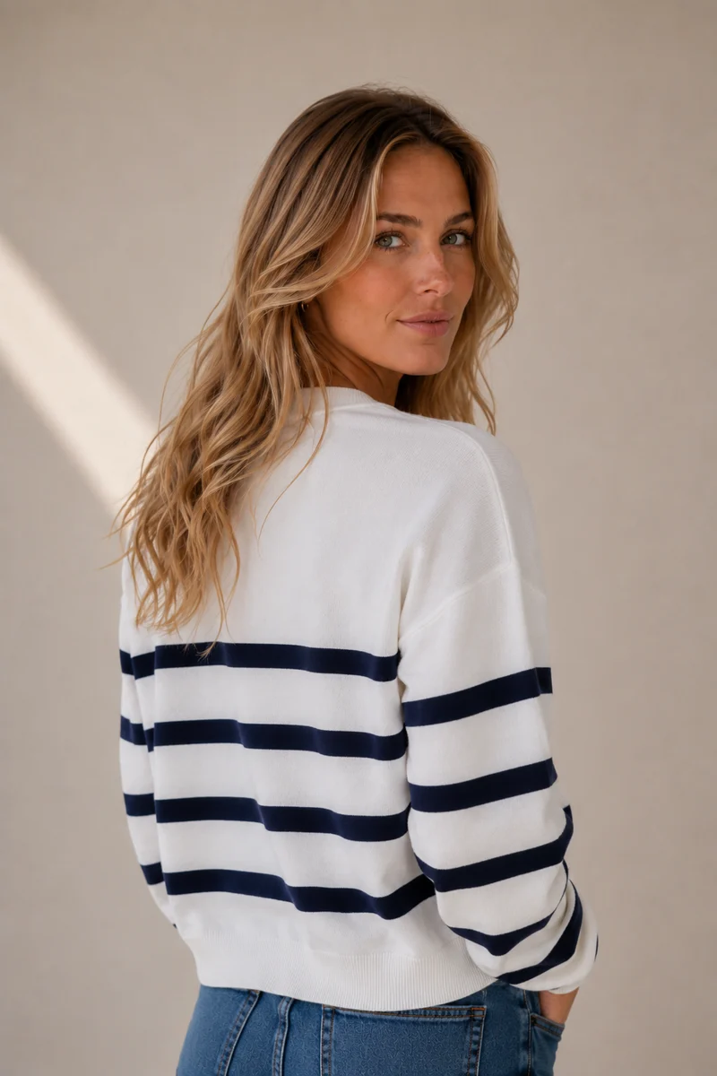 Le cardigan à rayures marines