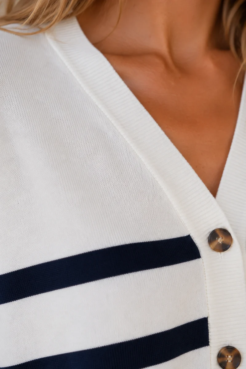 Le cardigan à rayures marines