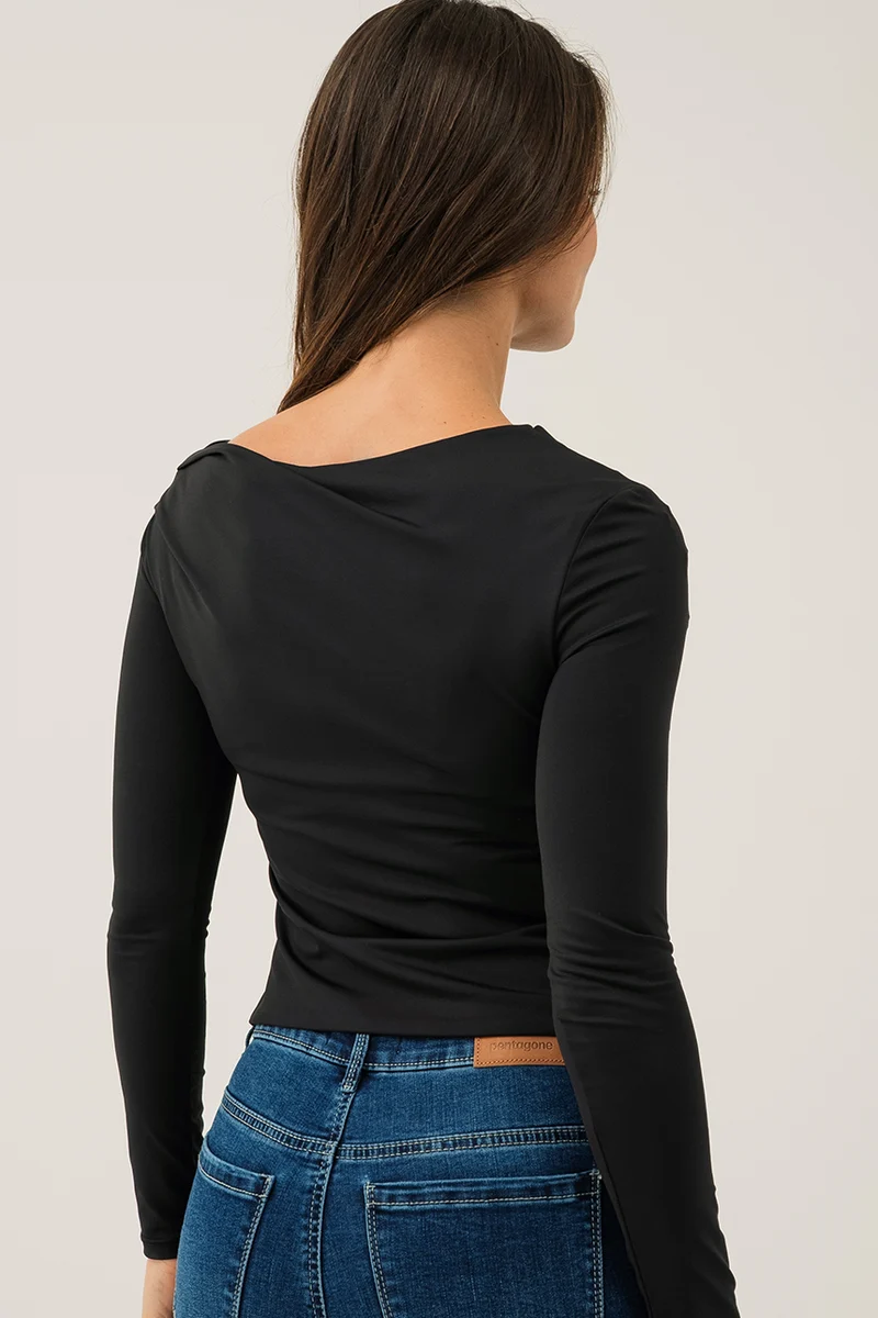 Le t-shirt noir drapé asymétrique à manches longues