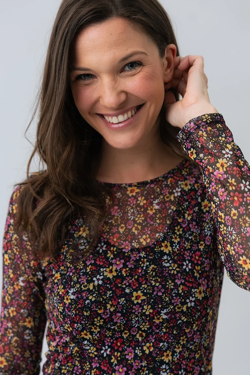 Le t-shirt à manches longues floral en filet