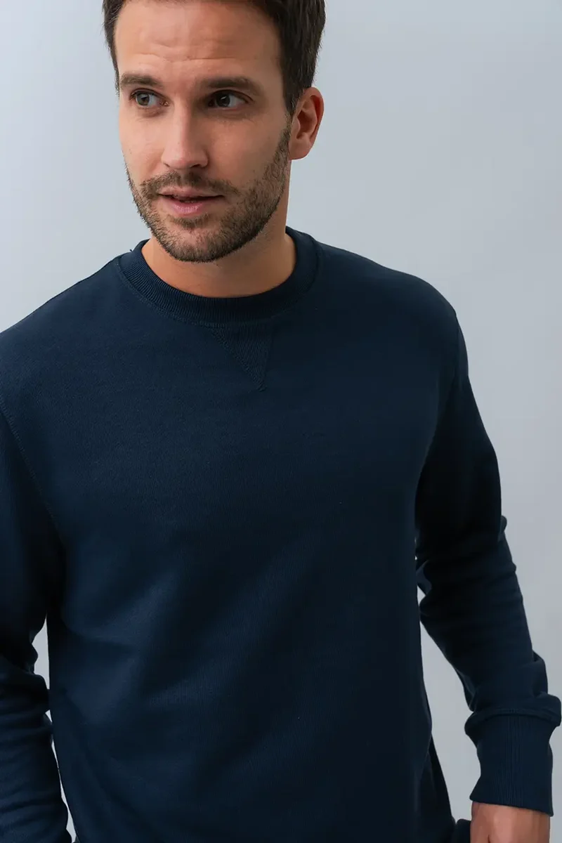 Le chandail crew neck uni