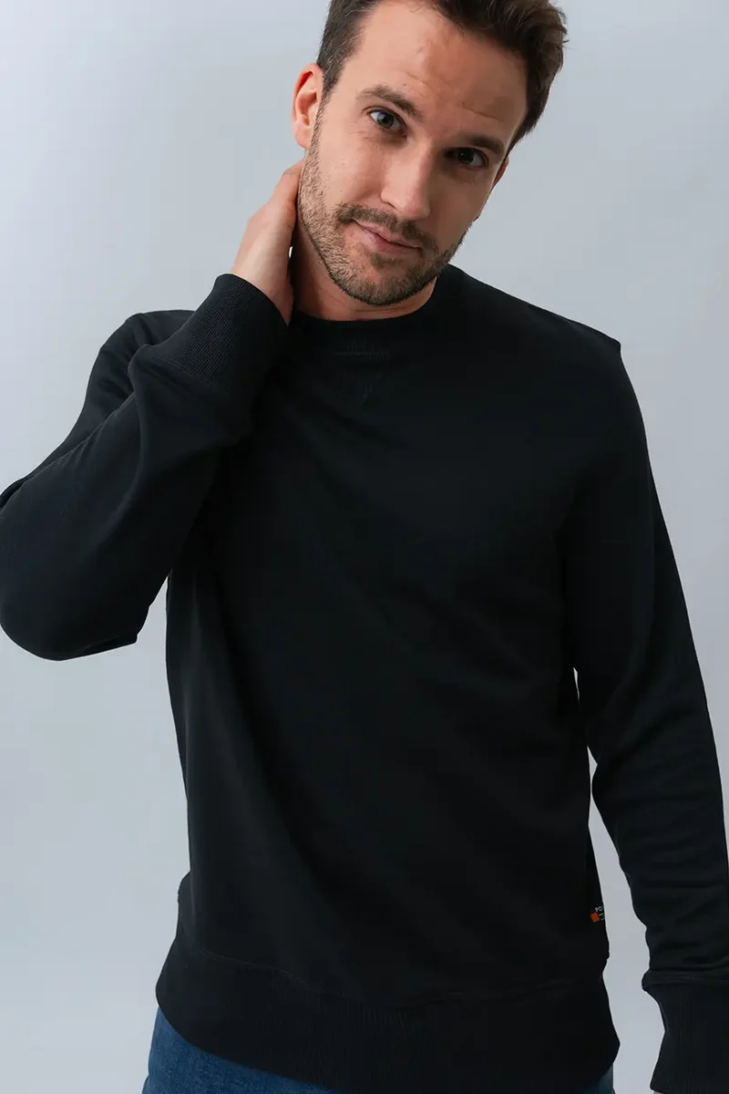 Le chandail crew neck uni