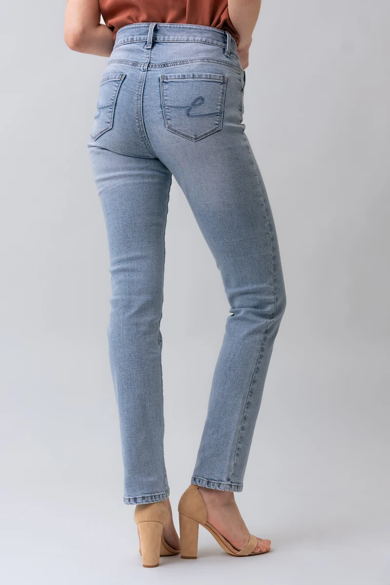 Le jeans droit délavé | Modèle Daniella