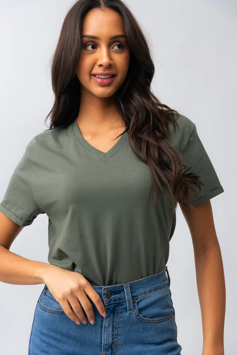 Le t-shirt basique col V