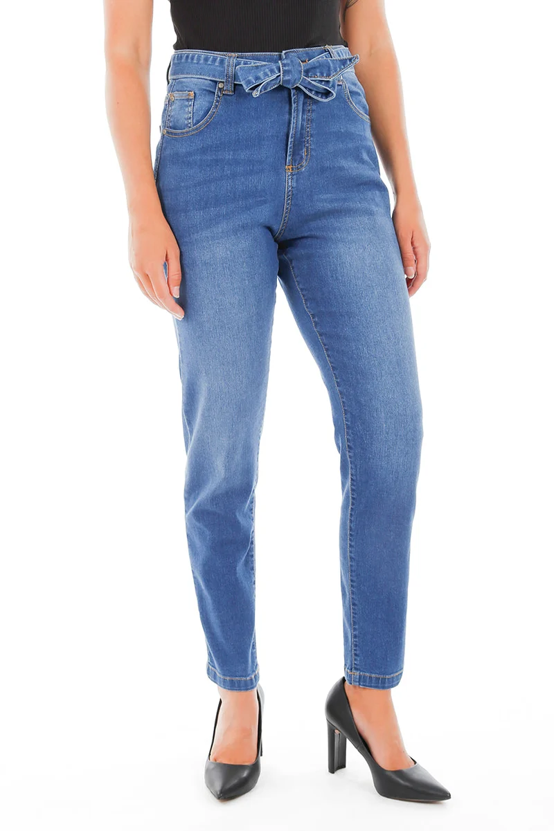Le jeans Mia (Mom) avec ceinture