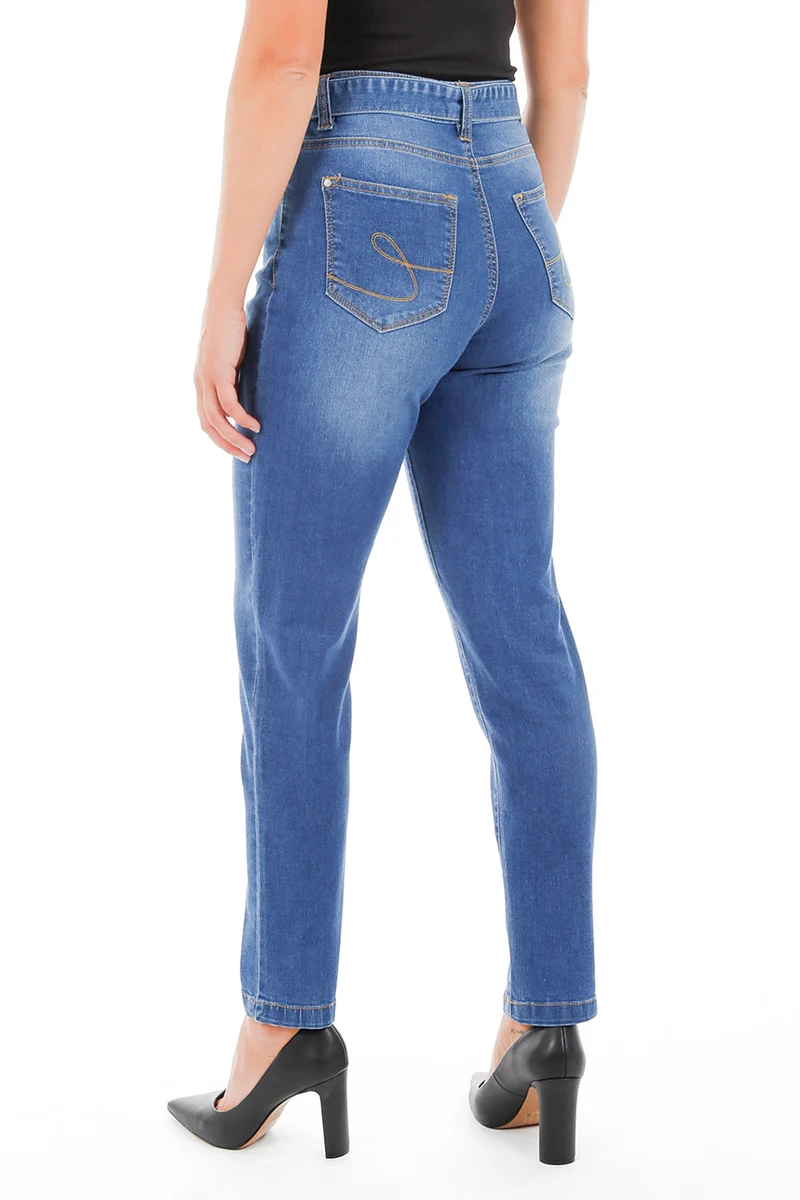 Le jeans Mia (Mom) avec ceinture