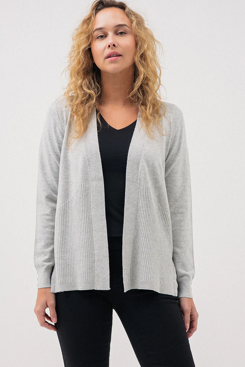 Le cardigan gris en tricot léger