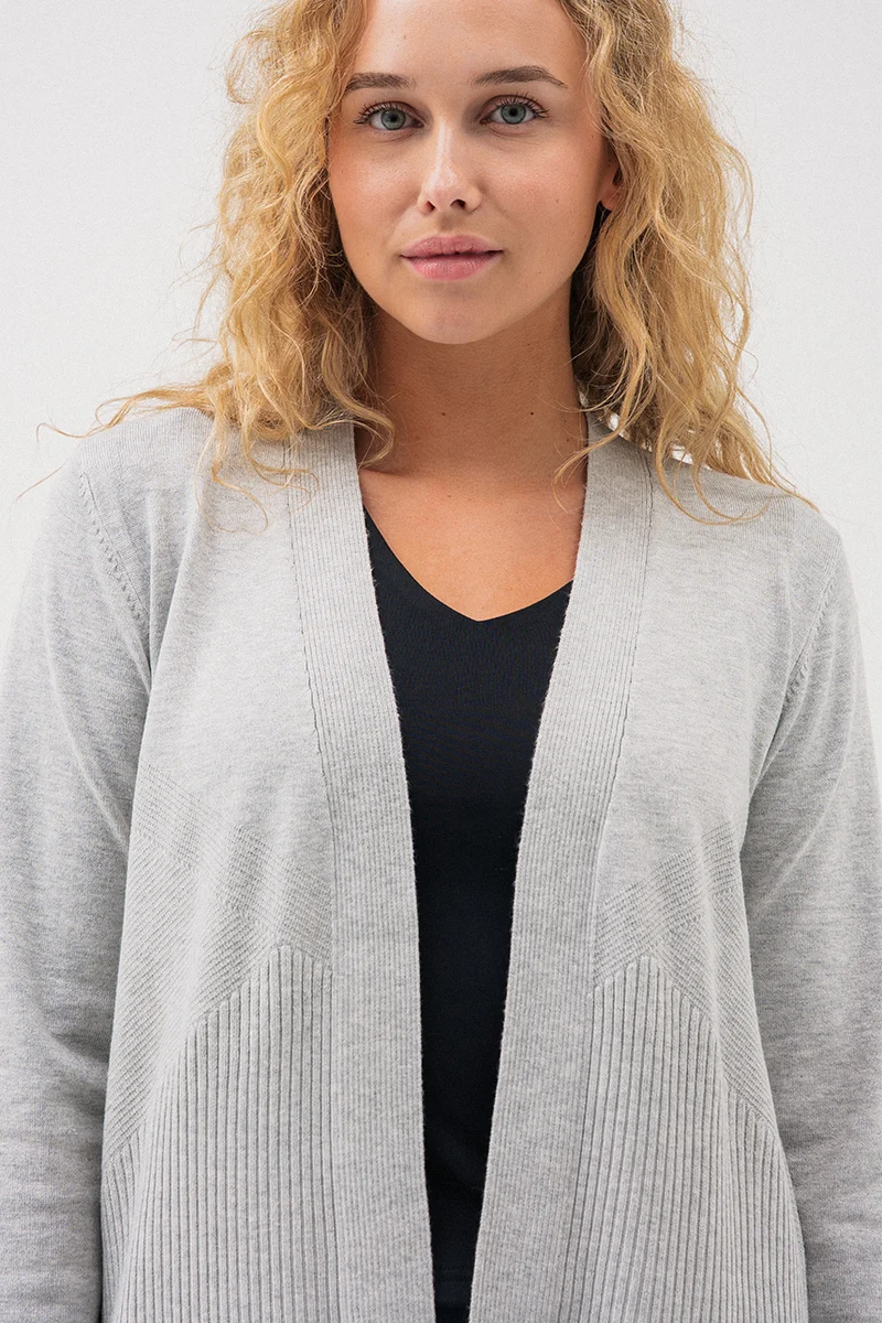 Le cardigan gris en tricot léger