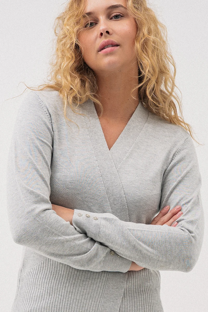 Le cardigan gris en tricot léger