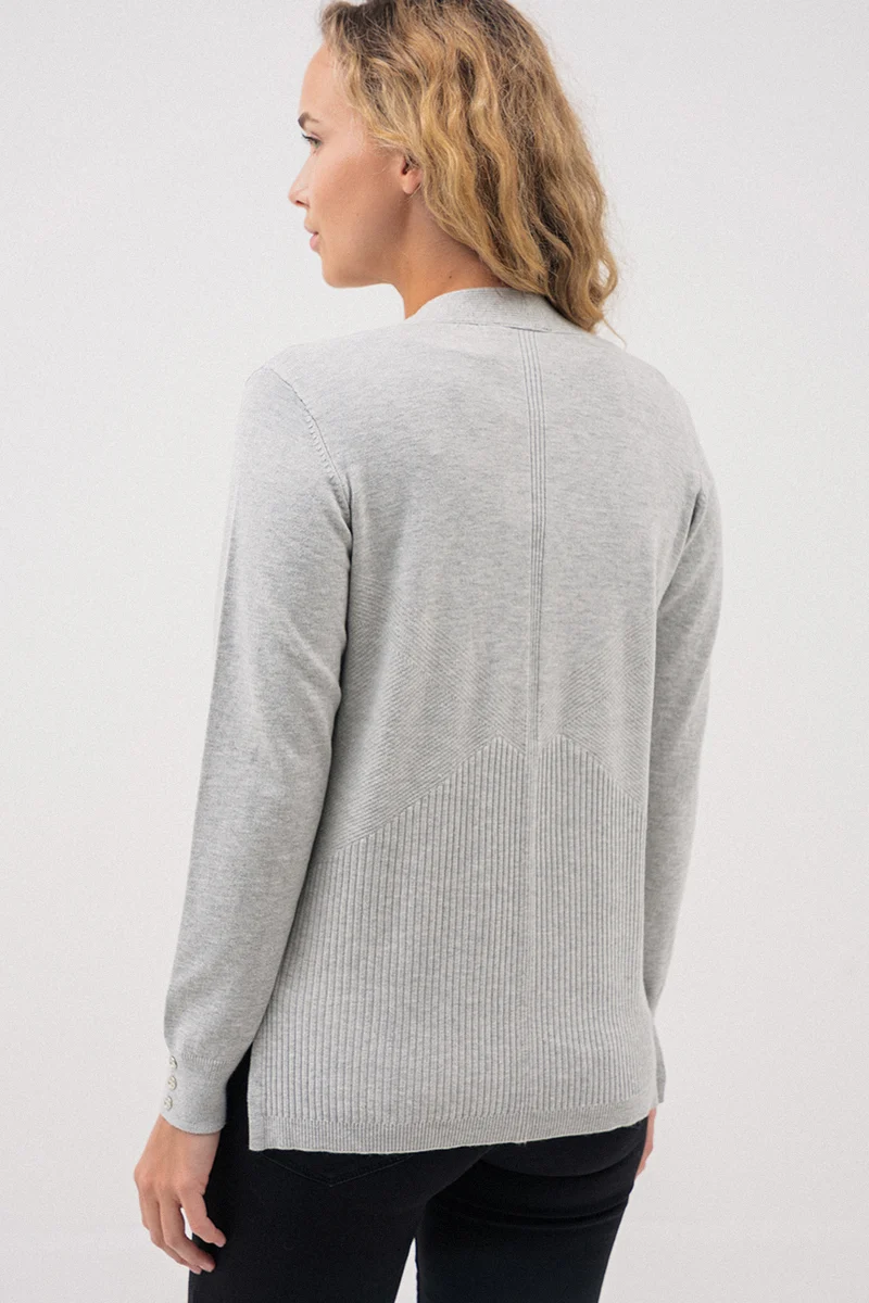 Le cardigan gris en tricot léger