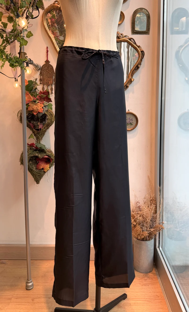 Pantalons Modigliani à l'étranger