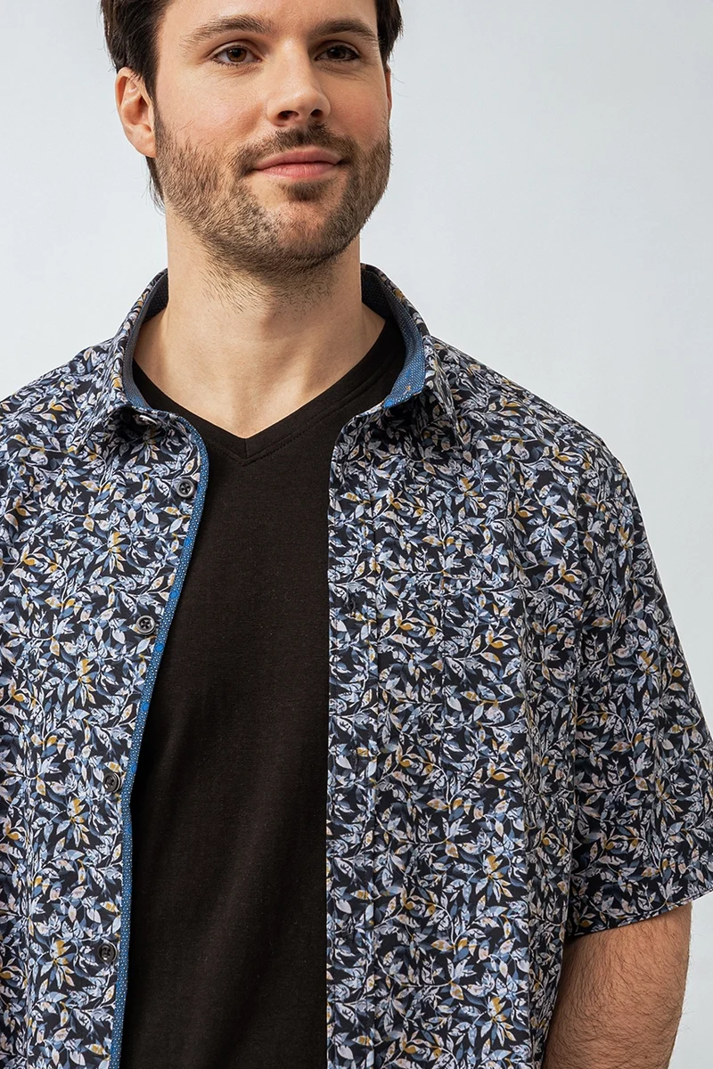 La chemise imprimée feuilles