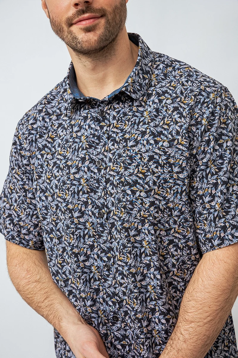 La chemise imprimée feuilles